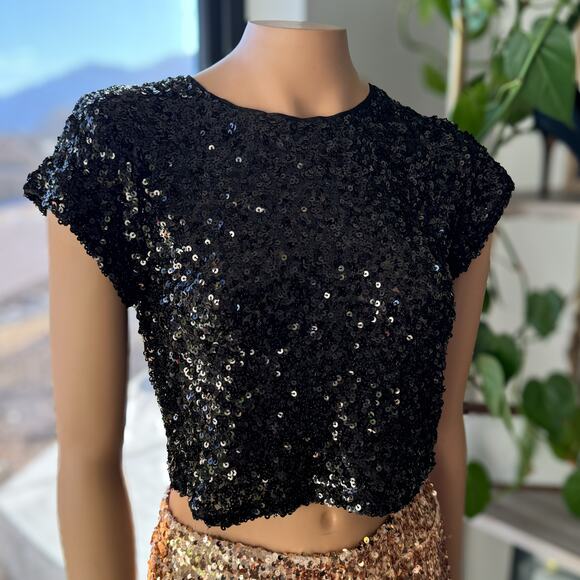 NWT- Francesca’s Rylee Short Sleeve Cropped Black Sequin Top, Women’s Size Small - Picture 1 of 9